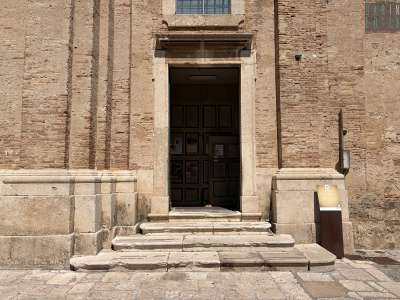 Superato il portone a destra di quello principale...